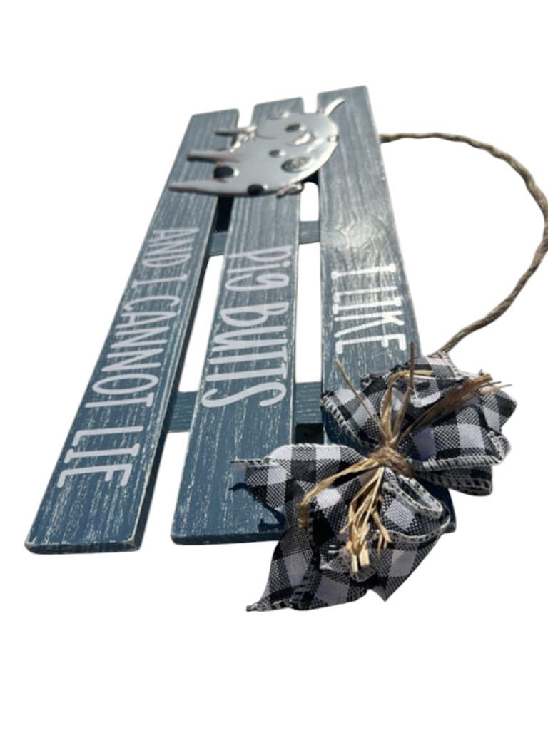 3D Metal Pig Farmhouse Sign – Wood Slat Fence Design – Country Pig Wall Hanger – Indoor Use